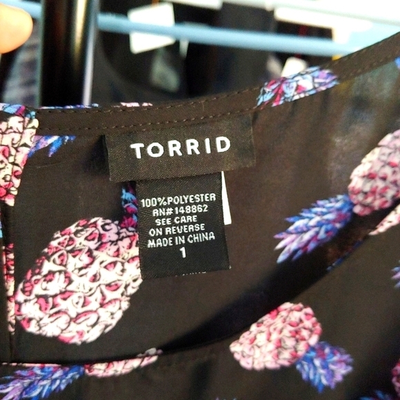 Torrid pineapple georgette button back blouse size 1 - Picture 8 of 9